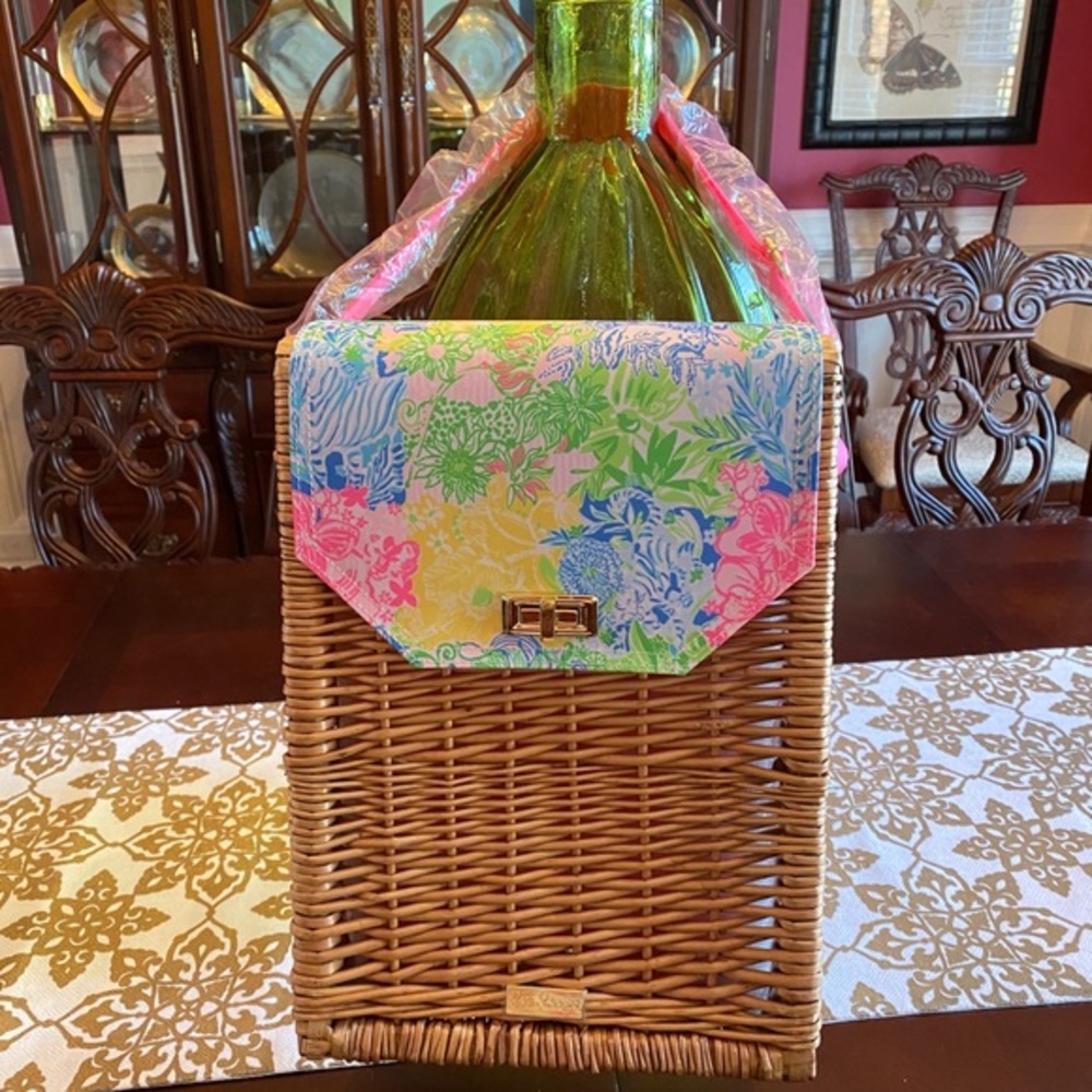 Lilly Pulitzer NEW Wicker Cheek to Cheek Fabric Top Wine Picnic Basket - Picture 2 of 9